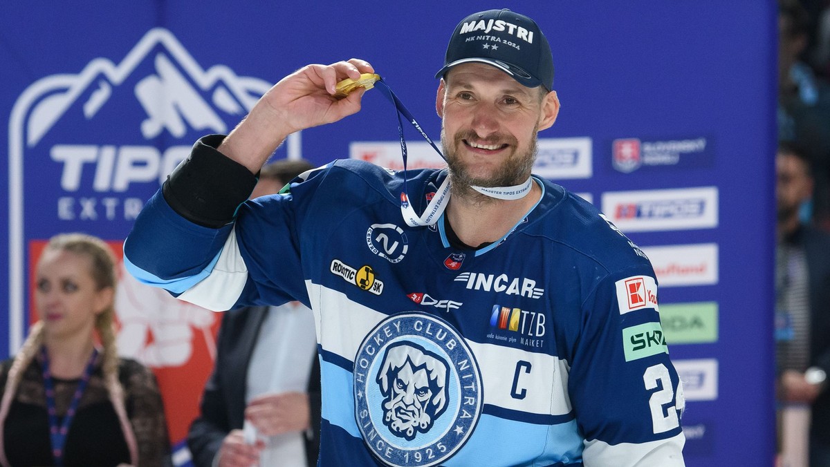 Branislav Mezei so zlatou medailou počas osláv majstrovského titulu  v Nitre 24. apríla 2024. 