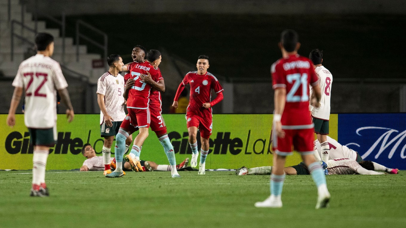 Andrés Reyes sa so spoluhráčmi teší po strelenom góle v prípravnom zápase Mexiko - Kolumbia.