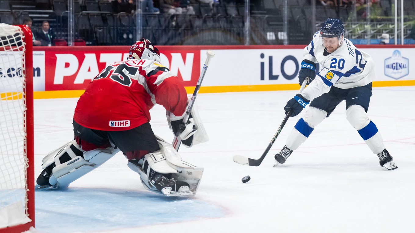 Útočník Eeli Tolvanen (Fínsko) v príležitosti proti svoju bratovi Attemu, ktorý stojí v bránke Rakúska počas MS v hokeji 2025. 