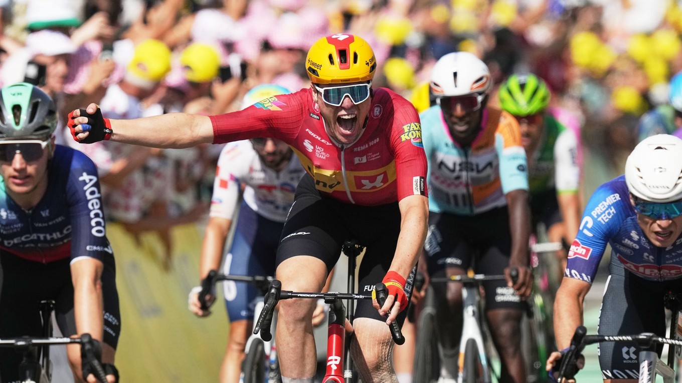 Nórsky cyklista Sören Waerenskjold oslavuje po tom, čo prešiel cieľovou čiarou a zvíťazil v jedenástej etape cyklistických pretekov Tour de France.
