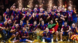 Hádzanári FC Barcelona oslavujú titul v Lige majstrov.