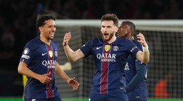 Khvicha Kvaratskhelia oslavuje gól. 