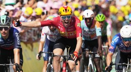Nórsky cyklista Sören Waerenskjold oslavuje po tom, čo prešiel cieľovou čiarou a zvíťazil v jedenástej etape cyklistických pretekov Tour de France.