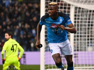Nigérijský útočník Victor Osimhen strieľa gól v drese SSC Neapol. 