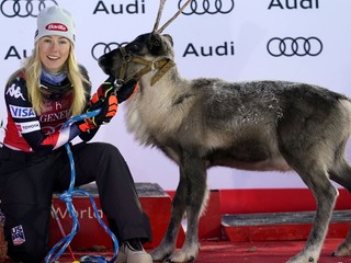 Mikaela Shiffrinová pózuje so sobíkom na pódiu po víťazstve v druhom slalome žien Svetového pohára v alpskom lyžovaní vo fínskom Levi.