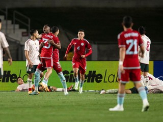 Andrés Reyes sa so spoluhráčmi teší po strelenom góle v prípravnom zápase Mexiko - Kolumbia.