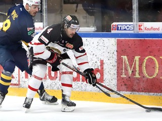 Zľava Branislav Rapáč (Spišská Nová Ves) a Gabriel Chicoine (Banská Bystrica)