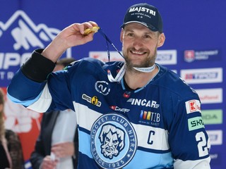 Branislav Mezei so zlatou medailou počas osláv majstrovského titulu  v Nitre 24. apríla 2024. 