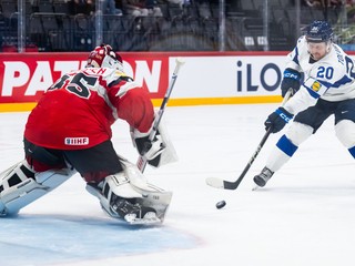 Útočník Eeli Tolvanen (Fínsko) v príležitosti proti svoju bratovi Attemu, ktorý stojí v bránke Rakúska počas MS v hokeji 2025. 
