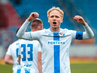 Futbalisti FC Baník Ostrava oslavujú gól.