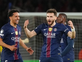 Khvicha Kvaratskhelia oslavuje gól. 