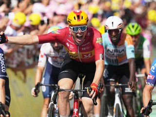 Nórsky cyklista Sören Waerenskjold oslavuje po tom, čo prešiel cieľovou čiarou a zvíťazil v jedenástej etape cyklistických pretekov Tour de France.
