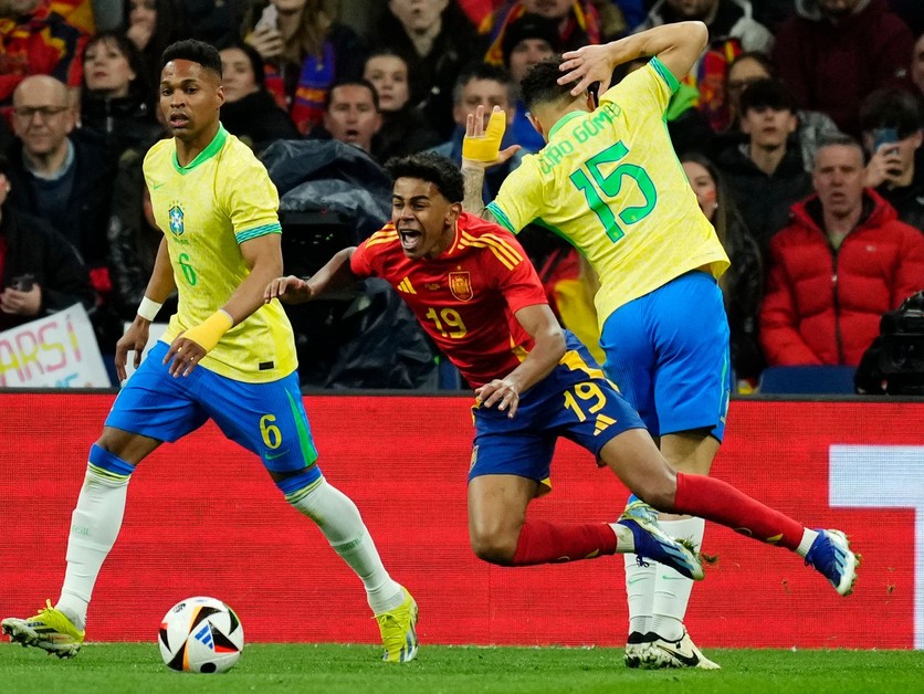 Lamine Yamal (v červenom) v zápase proti Brazílii. 