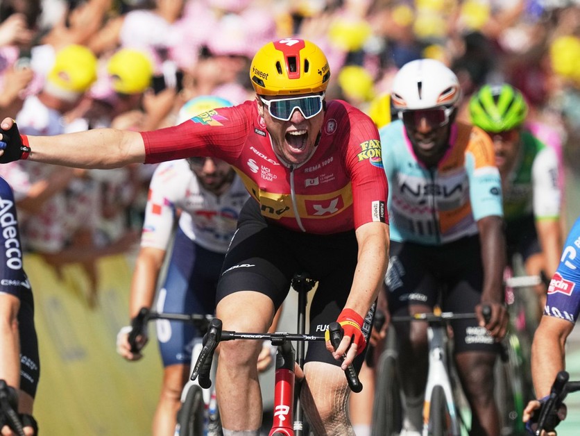 Nórsky cyklista Sören Waerenskjold oslavuje po tom, čo prešiel cieľovou čiarou a zvíťazil v jedenástej etape cyklistických pretekov Tour de France.