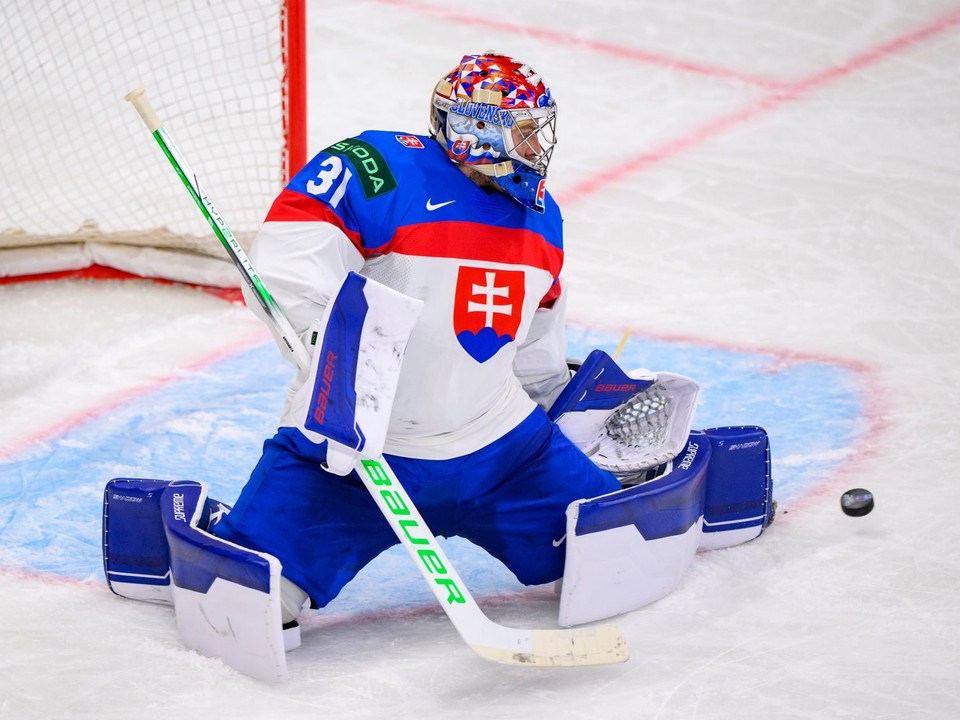 Samuel Hlavaj počas zápasu Slovensko - Slovinsko na MS v hokeji 2025.