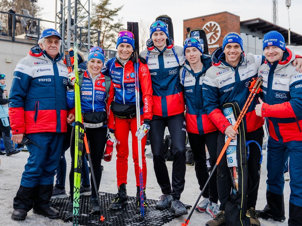 Slovenskí biatlonisti počas miešanej štafety v estónskom Otepää.
