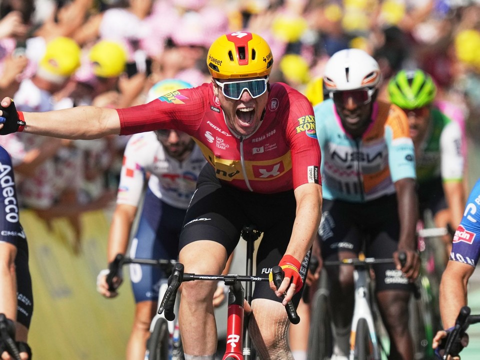 Nórsky cyklista Sören Waerenskjold oslavuje po tom, čo prešiel cieľovou čiarou a zvíťazil v jedenástej etape cyklistických pretekov Tour de France.
