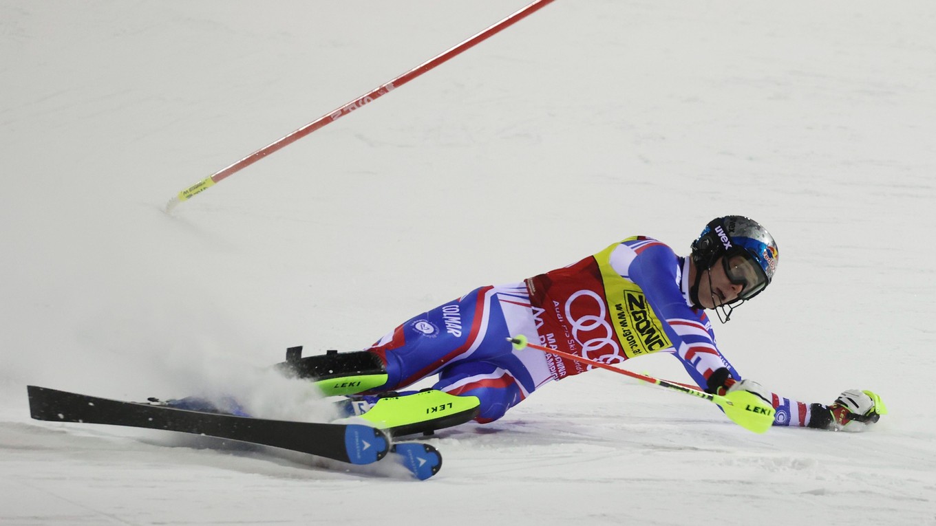 Francúzsky lyžiar Clément Noel spadol počas 2. kola slalomu v Madonne di Campiglio. 