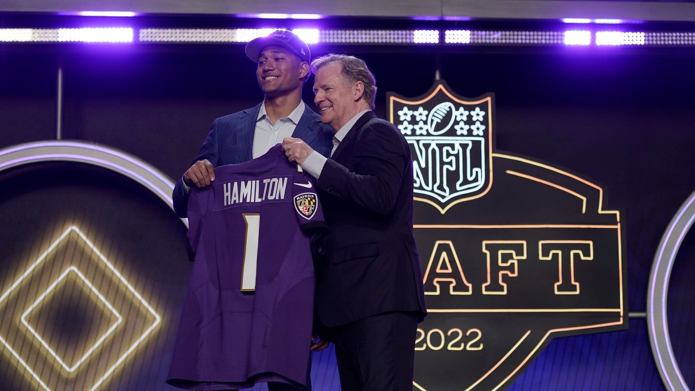 Kyle Hamilton bol prvým výberom Baltimoru Ravens v drafte NFL 2022.