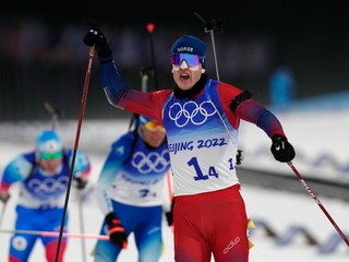 Johannes Thingnes Bö doviedol nórsku zmiešanú štafetu v biatlone k zlatu. 