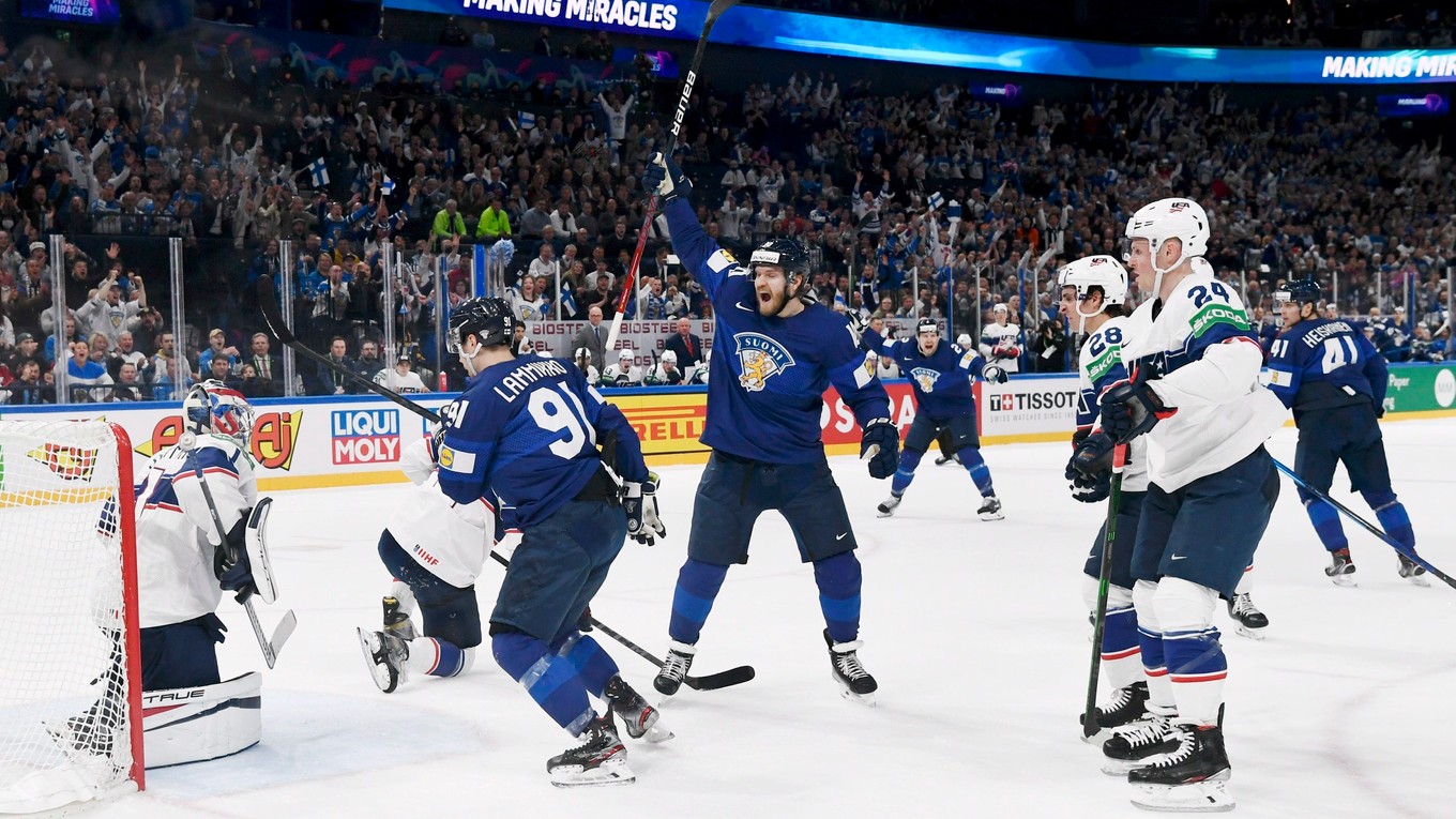 Momentka zo zápasu Fínsko - USA v semifinále MS v hokeji 2022.