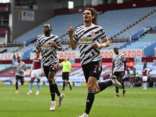 Edinson Cavani v zápase Aston Villa - Manchester United.