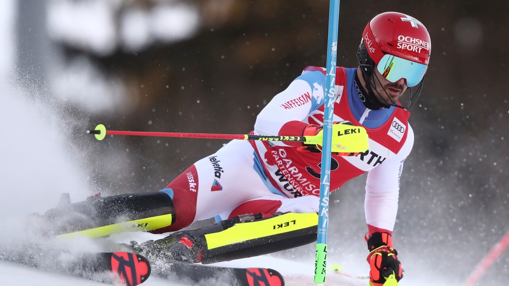 Prvé kolo slalomu nedokončilo 24 lyžiarov, tesne za pódiom je prekvapivo Španiel