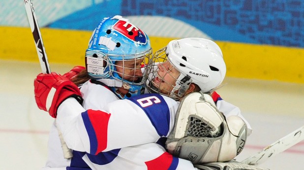 Slovenské hokejistky oslavujú gól počas ZOH 2010 vo Vancouveri. 