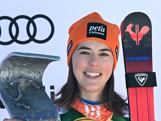 Petra Vlhová sa teší na pódiu z tretieho miesta v obrovskom slalome Svetového pohára v rakúskom Söldene.