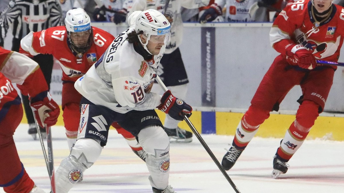Cole Cassels (Zvolen) korčuľuje s pukom počas zápasu 2. kola Tipsport ligy HKM Zvolen - Hk 32 Liptovský Mikuláš.