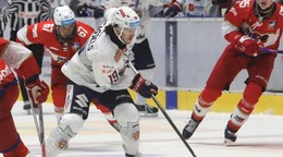 Cole Cassels (Zvolen) korčuľuje s pukom počas zápasu 2. kola Tipsport ligy HKM Zvolen - Hk 32 Liptovský Mikuláš.