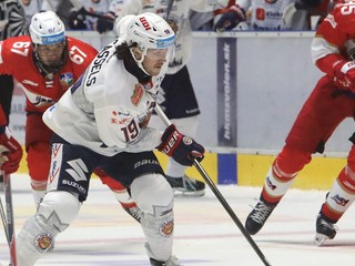 Cole Cassels (Zvolen) korčuľuje s pukom počas zápasu 2. kola Tipsport ligy HKM Zvolen - Hk 32 Liptovský Mikuláš.