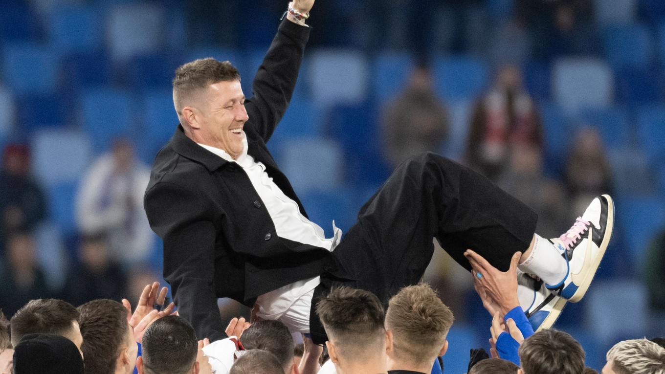 Na snímke Juraj Kucka počas lúčenia so spoluhráčmi po prvom zápase play off o postup do B-divízie Ligy národov Slovensko - Slovinsko v Bratislave.