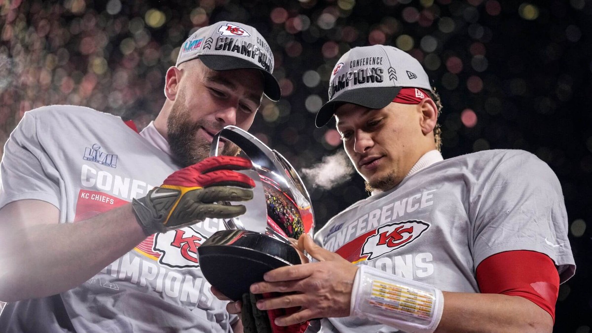 Patrick Mahomes (vpravo) a Travis Kelce z tímu Kansas City Chiefs.