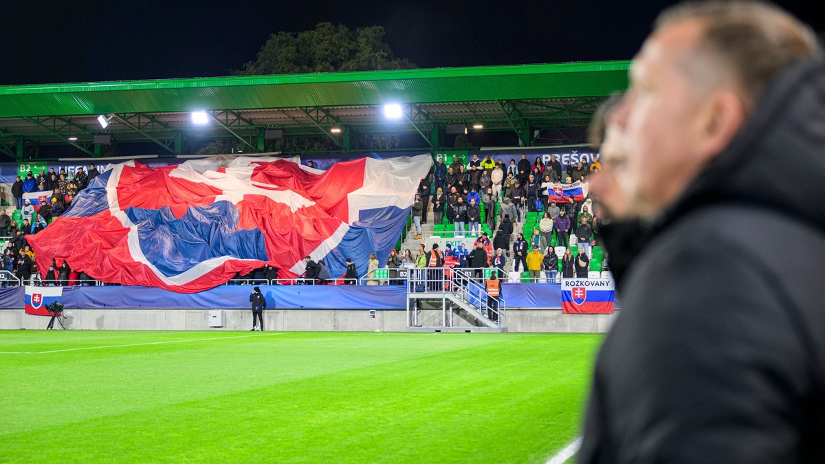 Na snímke slovenská zástava pred zápasom D-skupiny kvalifikácie na Majstrovstvá Európy 2027 hráčov do 21 rokov.