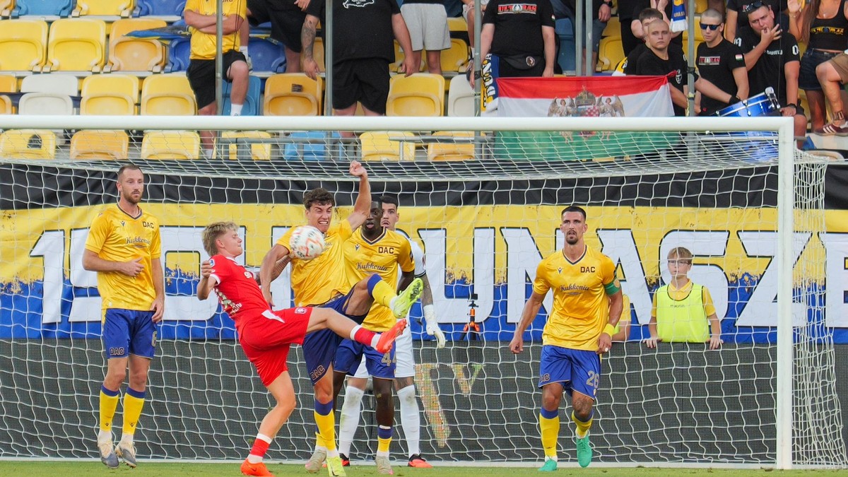 Uroš Kabič (DAC, tretí zľava) a Kristian Hlynsson (Enschede) bojujú o loptu počas odvetného zápasu 3. predkola Konferenčnej ligy.