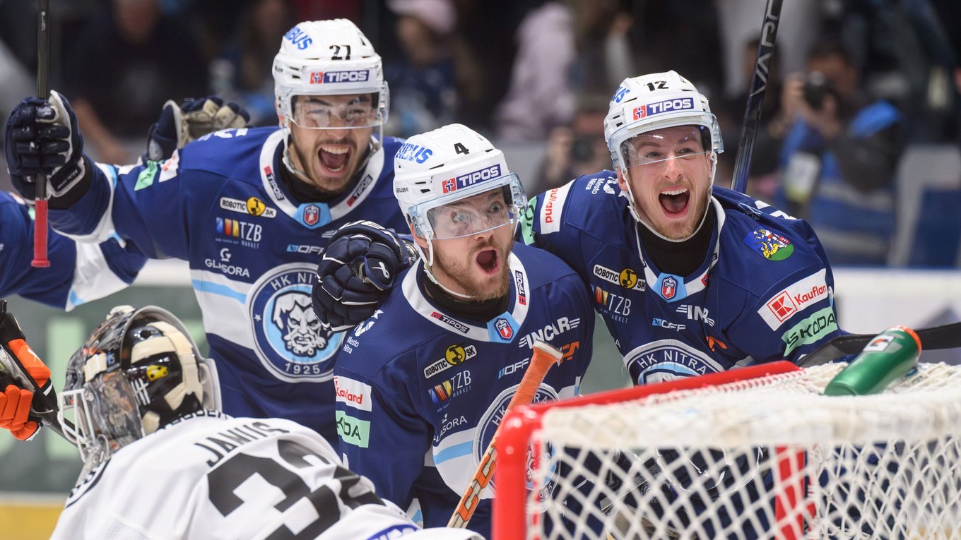 Sebastian Čederle, Jaedon Descheneau a Josh Passolt sa tešia z víťazného gólu v šiestom zápase finále play off Tipos extraligy medzi HK Nitra - HC Košice.