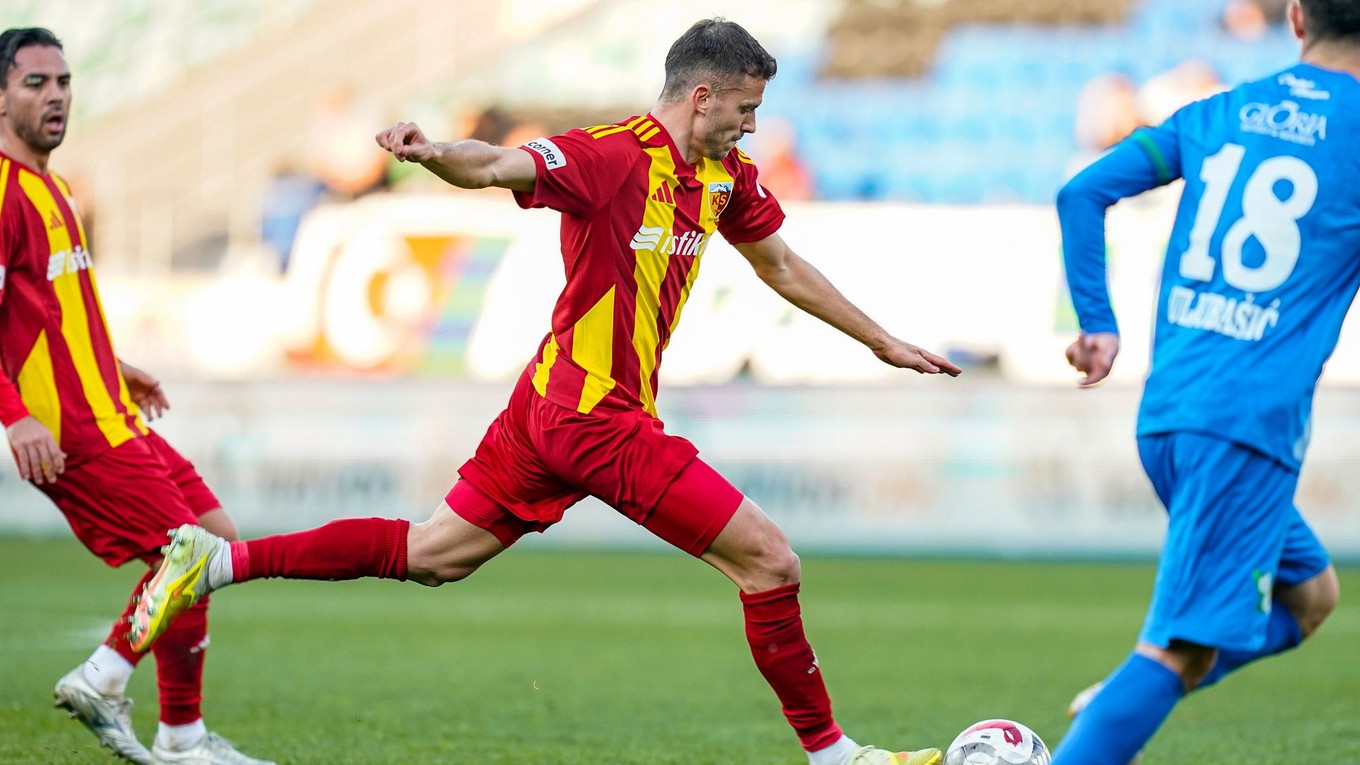 László Bénes strieľa gól v zápase tureckej ligy Rizespor - Kayserispor.