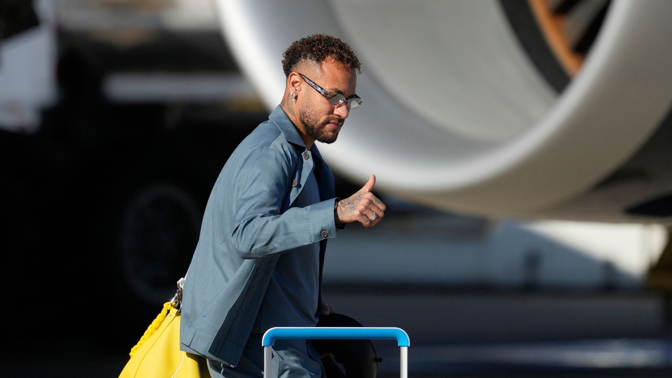 Na snímke brazílsky futbalista Neymar zdraví novinárov na letisku v americkom Newarku v utorok 2. júna 2026.