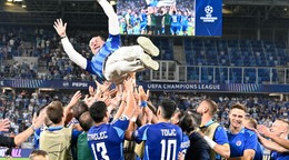 Tréner Vladimír Weiss st. nad hlavami futbalistov ŠK Slovan Bratislava po postupe do hlavnej fázy Ligy majstrov - rok 2024. 