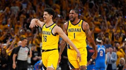 Ben Sheppard (vľavo) a Obi Toppin sa tešia po víťazstve v zápase Indiana Pacers - Oklahoma City Thunder v 6. finále play-off NBA.