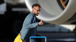 Na snímke brazílsky futbalista Neymar zdraví novinárov na letisku v americkom Newarku v utorok 2. júna 2026.
