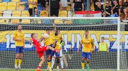 Uroš Kabič (DAC, tretí zľava) a Kristian Hlynsson (Enschede) bojujú o loptu počas odvetného zápasu 3. predkola Konferenčnej ligy.