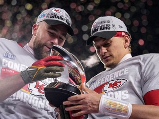 Patrick Mahomes (vpravo) a Travis Kelce z tímu Kansas City Chiefs.