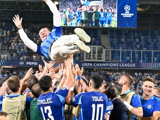 Tréner Vladimír Weiss st. nad hlavami futbalistov ŠK Slovan Bratislava po postupe do hlavnej fázy Ligy majstrov - rok 2024. 