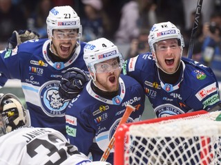Sebastian Čederle, Jaedon Descheneau a Josh Passolt sa tešia z víťazného gólu v šiestom zápase finále play off Tipos extraligy medzi HK Nitra - HC Košice.