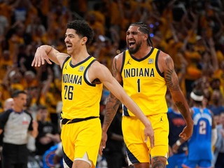Ben Sheppard (vľavo) a Obi Toppin sa tešia po víťazstve v zápase Indiana Pacers - Oklahoma City Thunder v 6. finále play-off NBA.