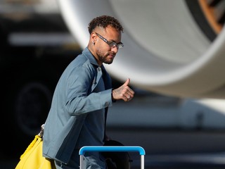 Na snímke brazílsky futbalista Neymar zdraví novinárov na letisku v americkom Newarku v utorok 2. júna 2026.
