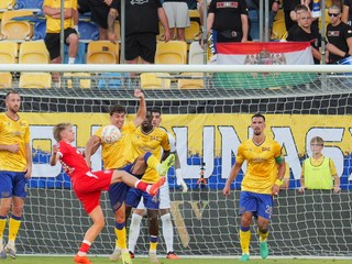 Uroš Kabič (DAC, tretí zľava) a Kristian Hlynsson (Enschede) bojujú o loptu počas odvetného zápasu 3. predkola Konferenčnej ligy.