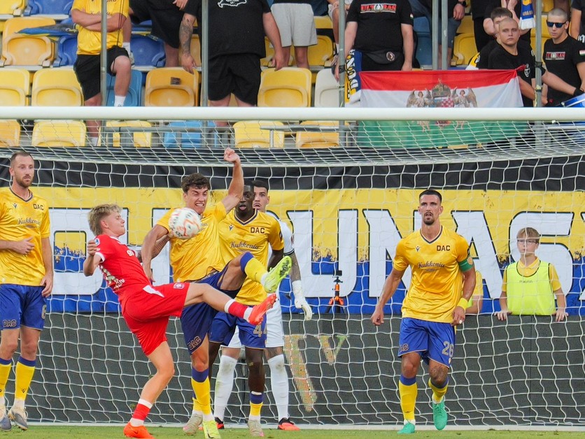 Uroš Kabič (DAC, tretí zľava) a Kristian Hlynsson (Enschede) bojujú o loptu počas odvetného zápasu 3. predkola Konferenčnej ligy.